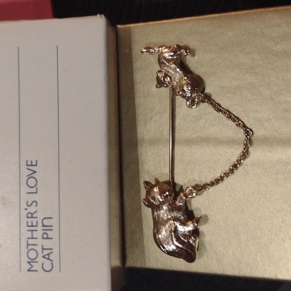 Avon Jewelry - 1982  kitty Gold toned new in original package vintage Cat pin A mother's love